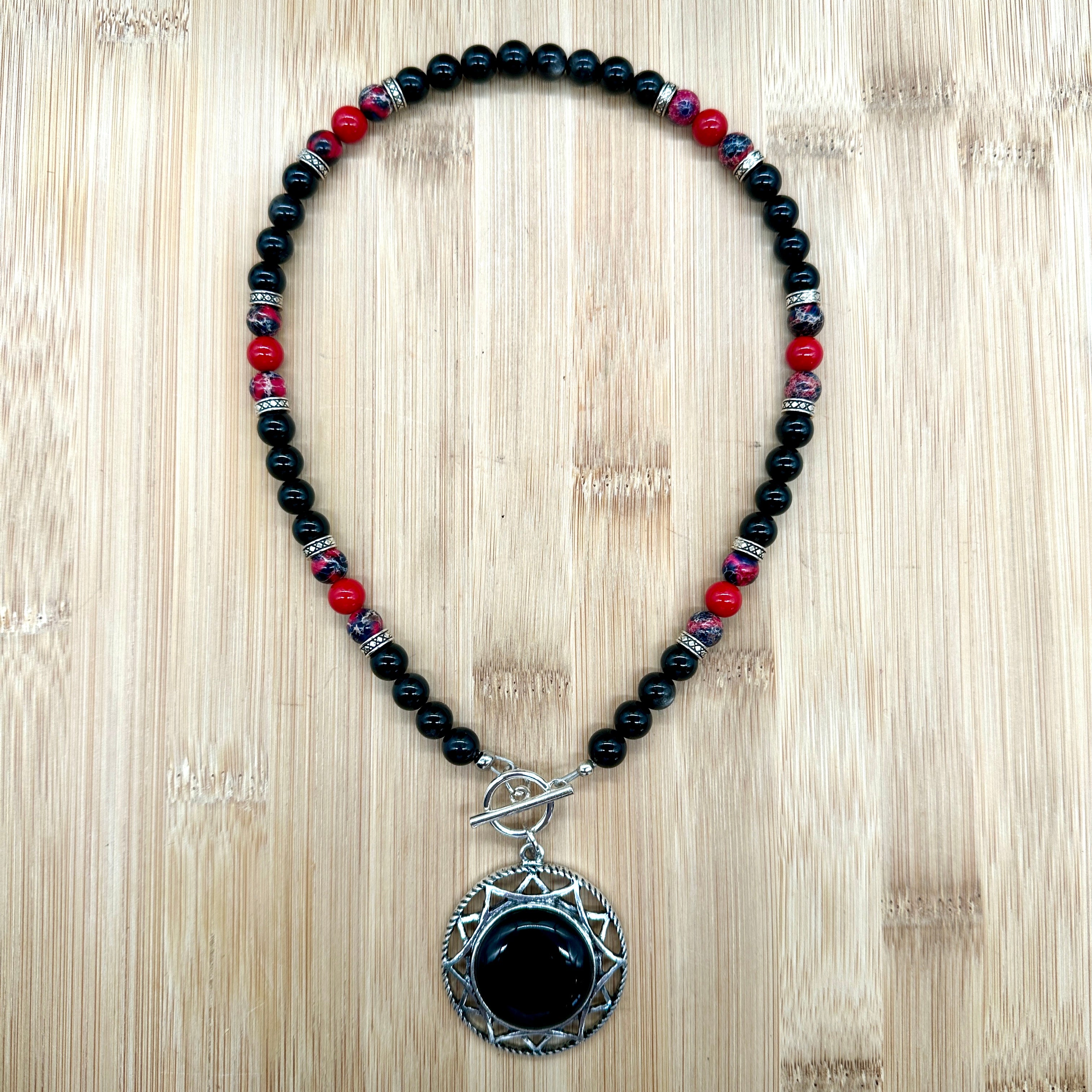 Collier obsidienne et pierres teintées avec pendentif obsidienne