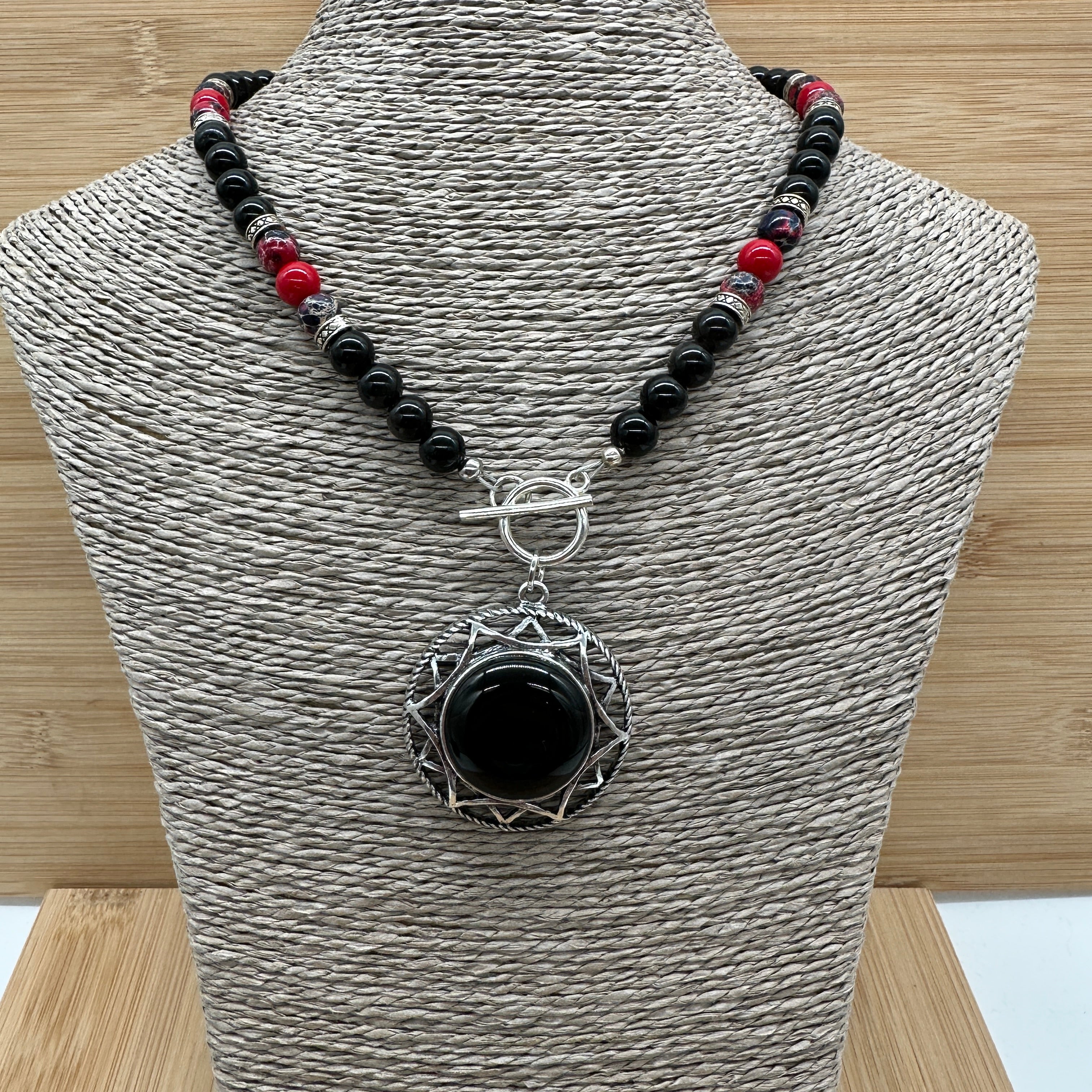 Collier obsidienne et pierres teintées avec pendentif obsidienne