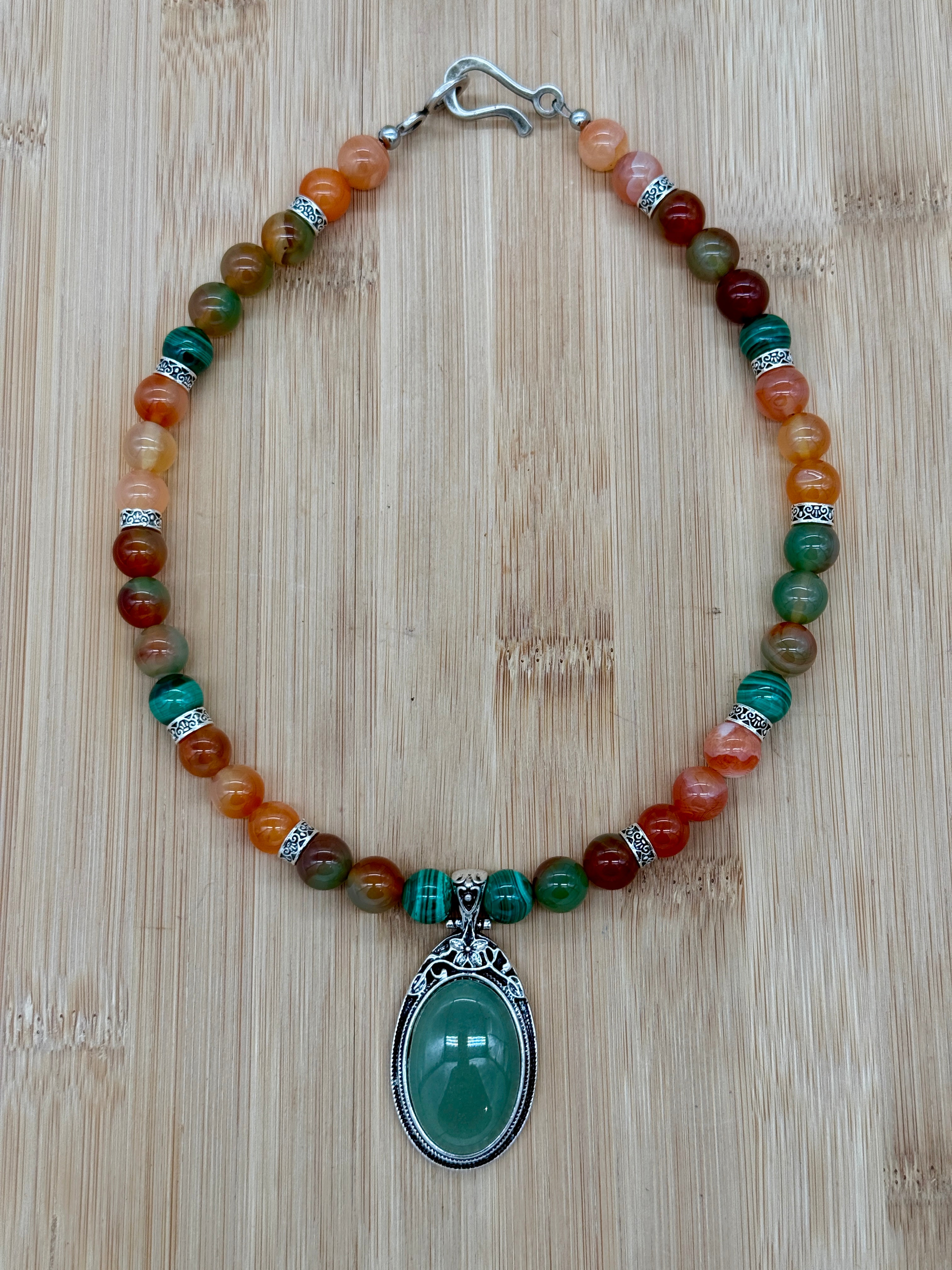 Collier en agates et malachite