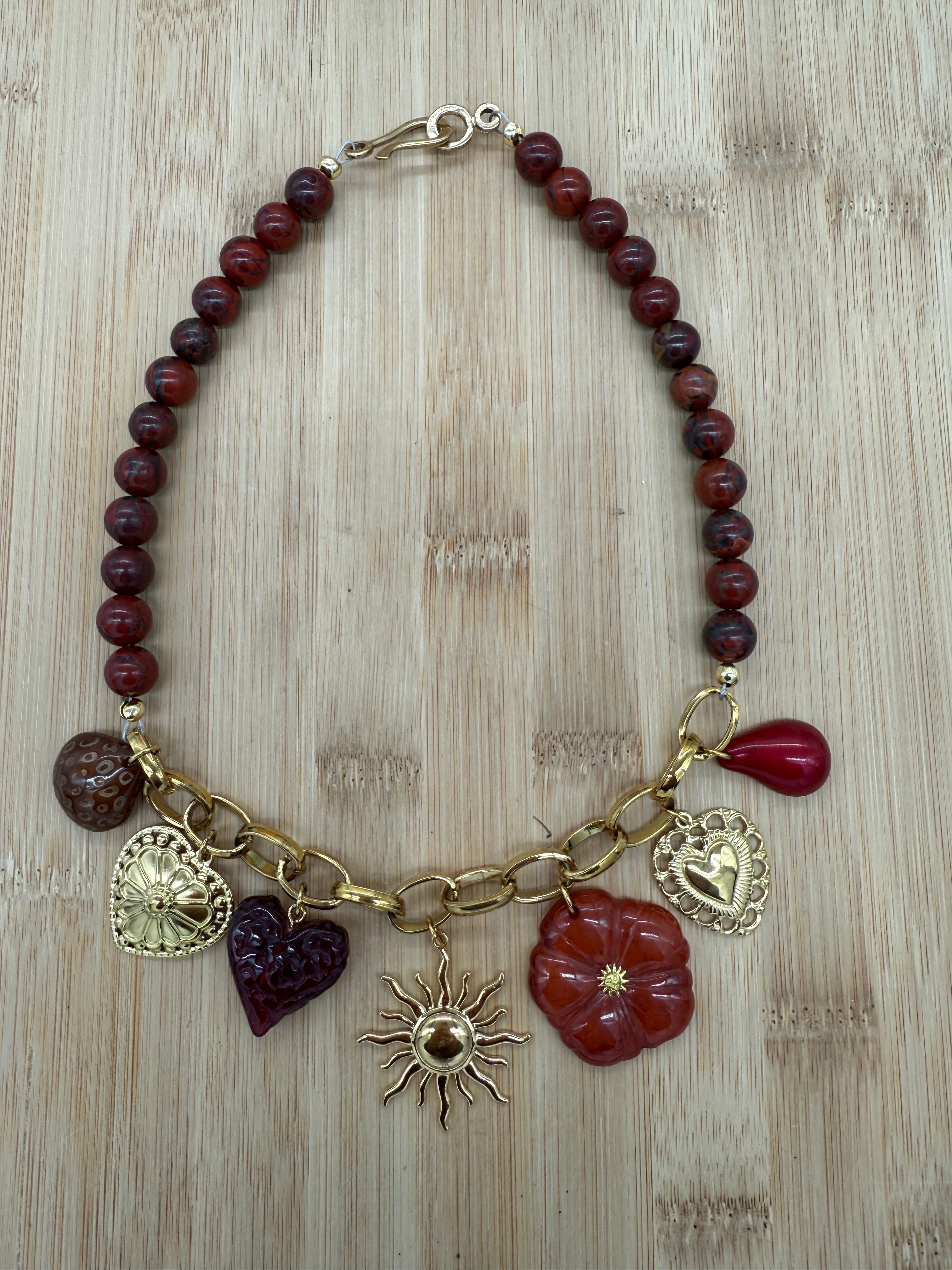 Collier jaspe rouge et breloques