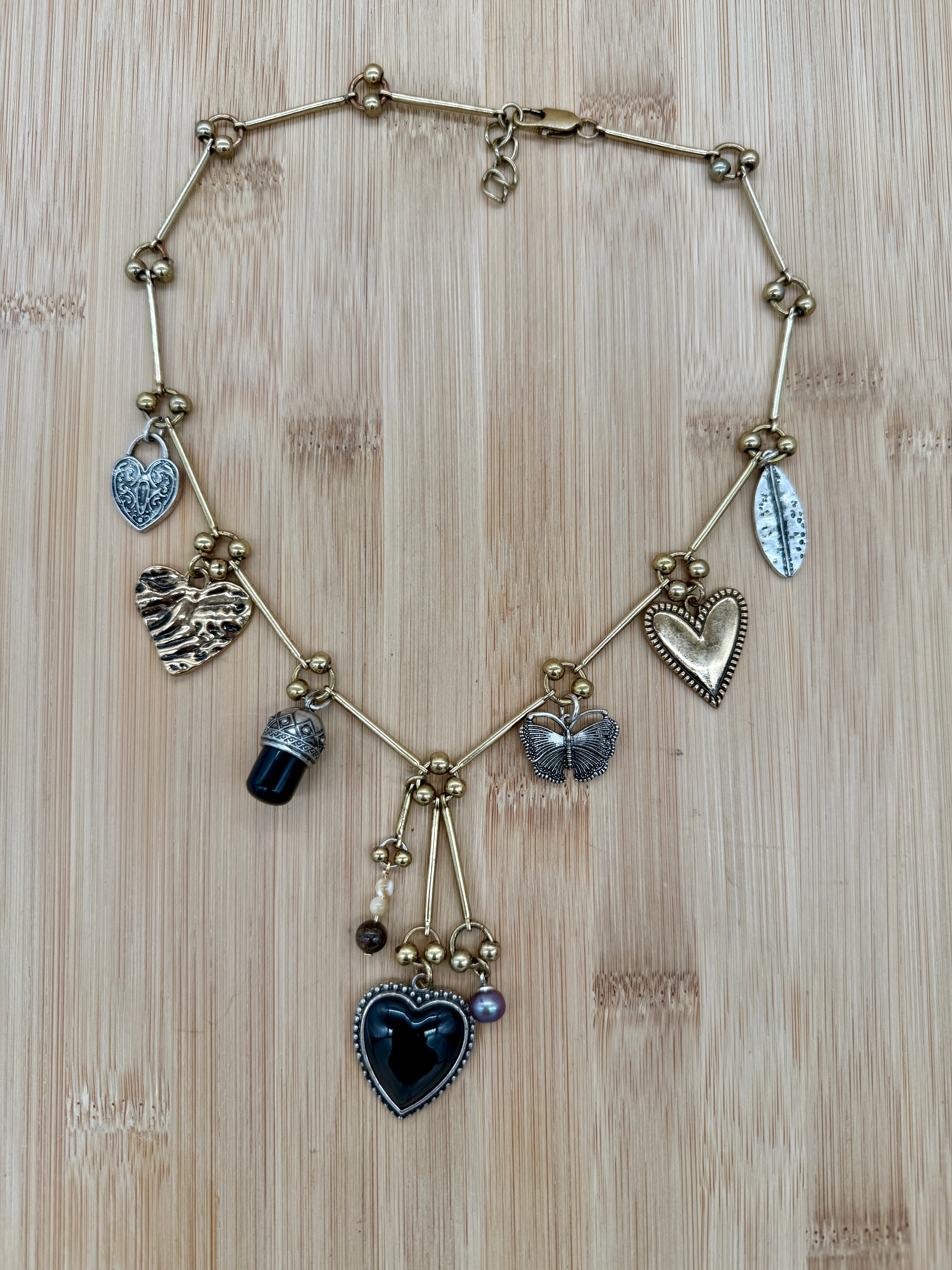 Collier en chaine dorée vieillie avec breloques et pierres naturelles