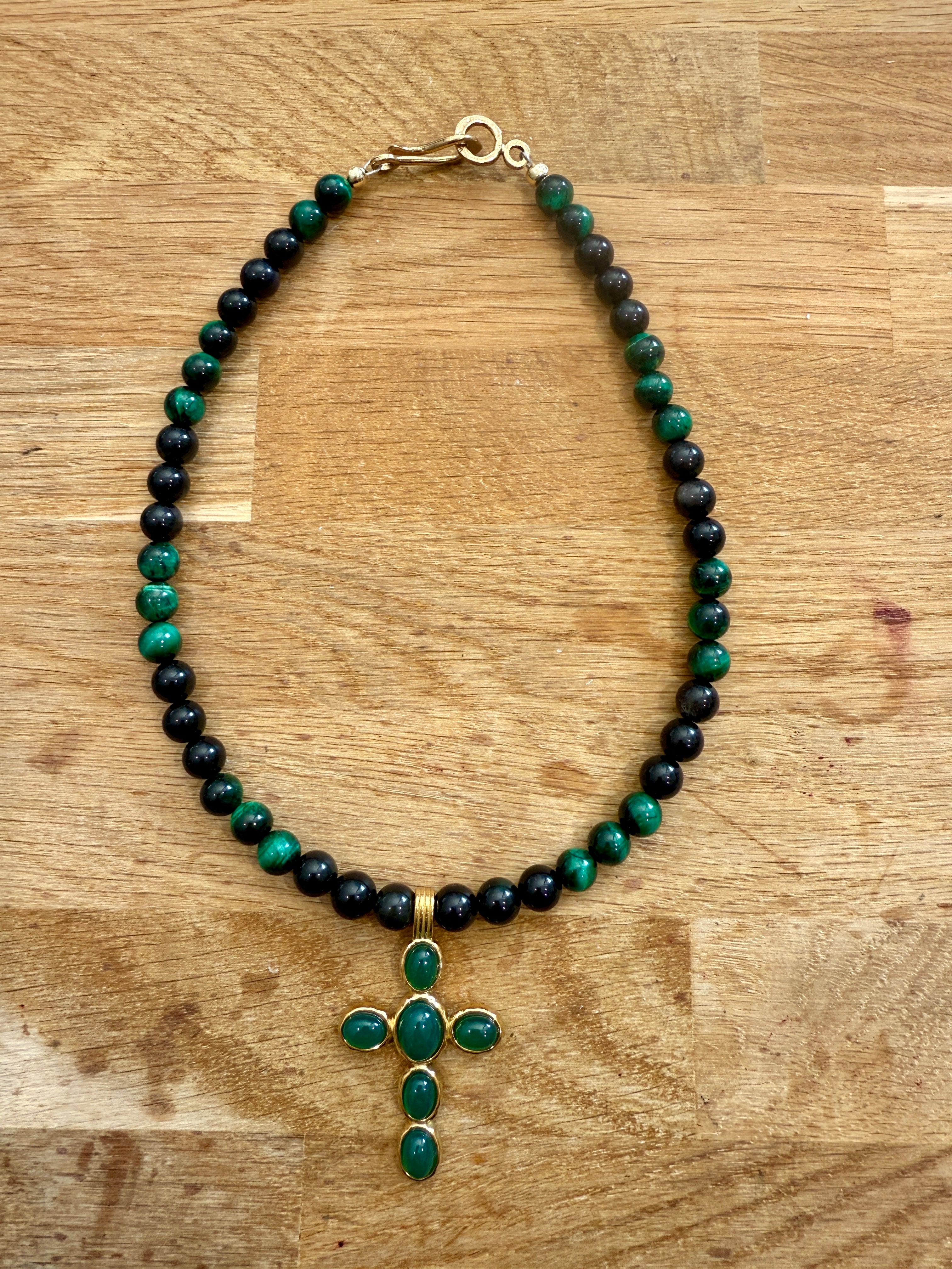 Collier obsidienne avec croix