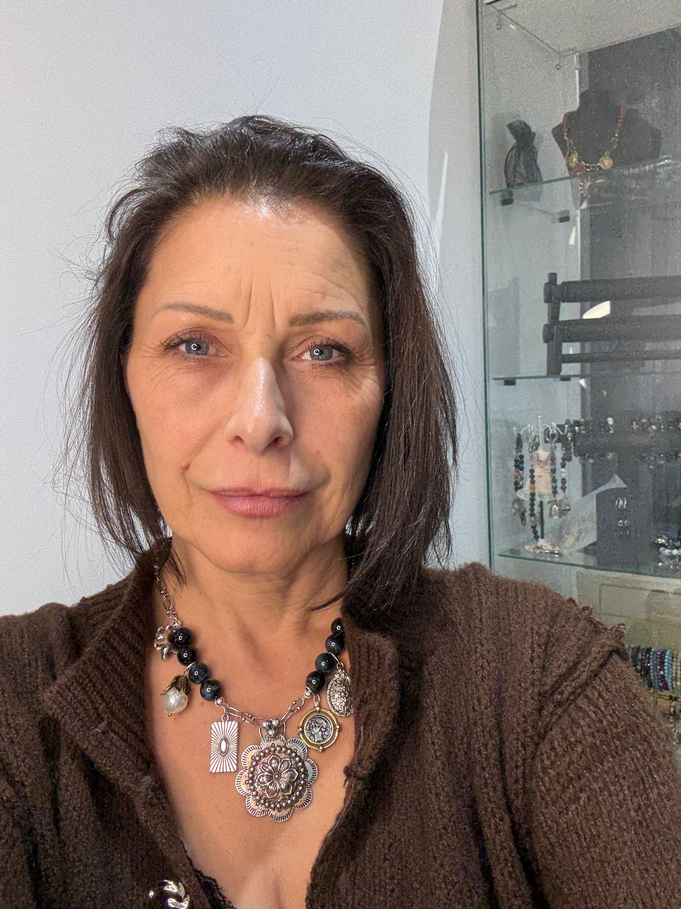 Collier pierres et chaine avec pendentif et breloques