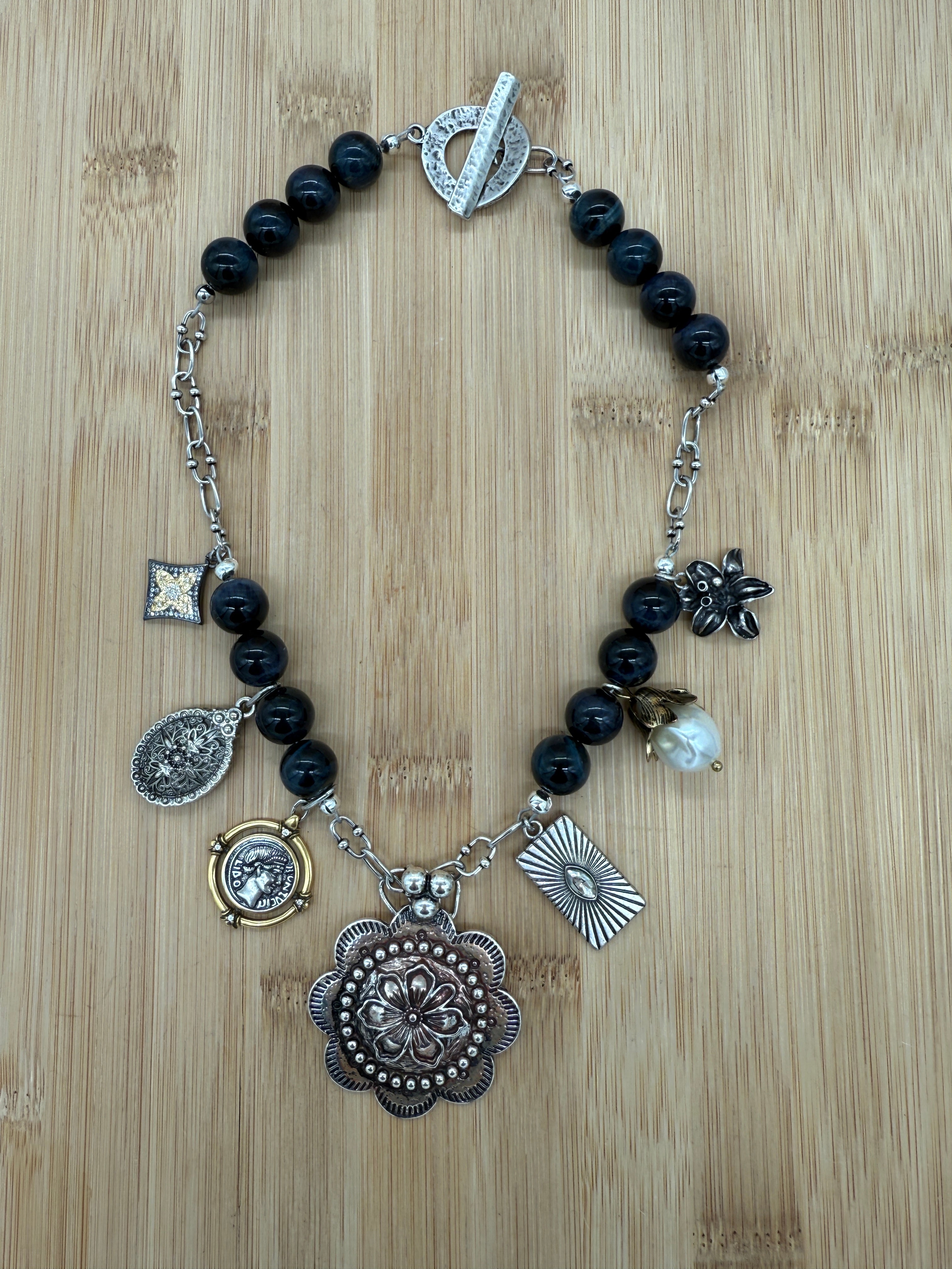 Collier pierres et chaine avec pendentif et breloques