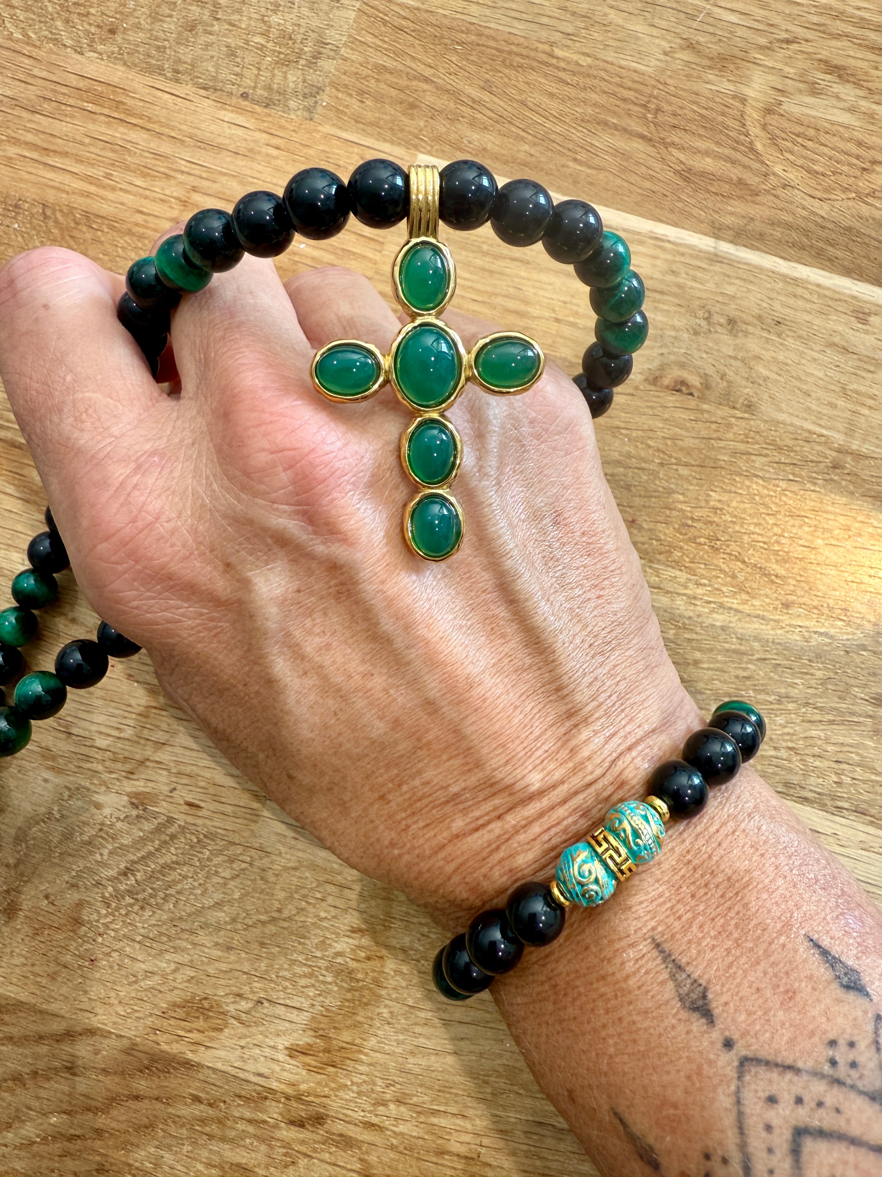 Collier obsidienne avec croix